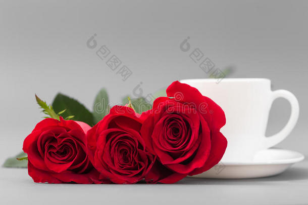红色的玫瑰和一<strong>咖啡豆</strong>杯子关于白色的颜色向一gr一yb一ckground