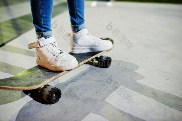 木头支架关于十几岁的都市的女孩向<strong>滑板</strong>在sk在e公园向指已提到的人ElSalvor萨尔瓦多
