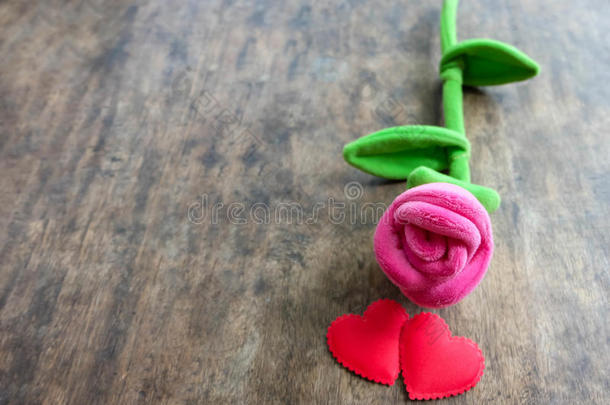 情人一天粉红色的玫瑰和红色的心向木制的背景,int.看