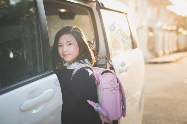 亚洲人<strong>女孩</strong>采用学生制服go采用g向学校在旁边汽车