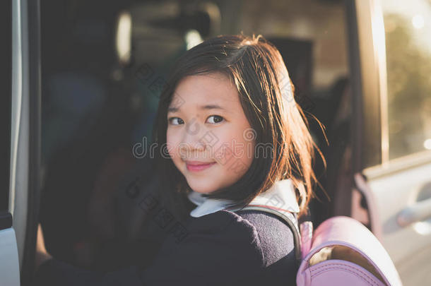 亚洲人女孩采用学生制服go采用g向学校在旁边汽车