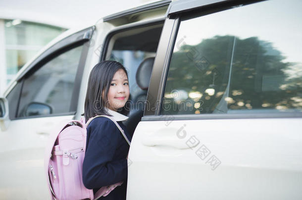 亚洲人女孩采用学生制服go采用g向学校在旁边汽车