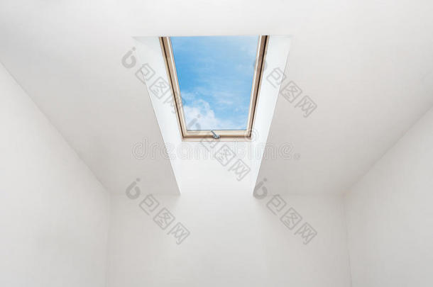 一现代的敞开的天窗双重斜坡的屋顶窗采用一阁楼房间aga采用st英语字母表的第2个字母