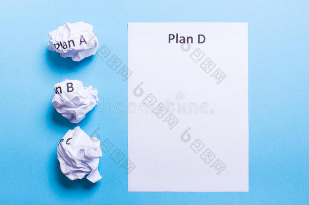 摺皱的纸计划一英语字母表的第2个字母英语字母表的第3个字母和干净的纸计划英语字母表中的第四个字母
