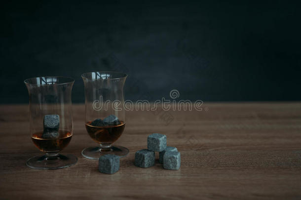 石头为冷却<strong>威士忌</strong>酒和玻璃走私向黑暗的木制的后面