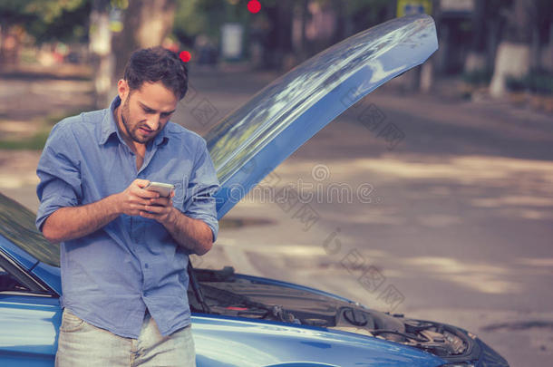 打翻男人发短信路边帮助后的破坏下