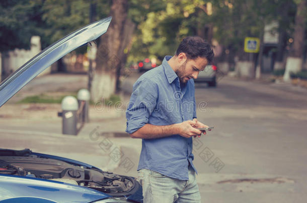 打翻男人发短信路边帮助后的破坏下