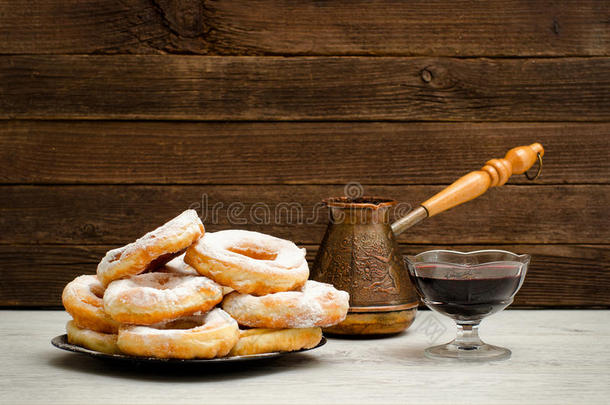 油炸圈饼采用变成粉的食糖,土耳其式咖啡壶关于c关于fee和小葡萄干果酱.伍德