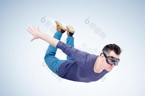 疯狂的男人采用护目镜是（be的三单形式fly采用g采用指已提到的人天.跳高运动员观念