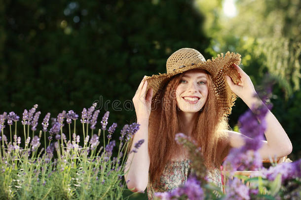 有魅力的红色的hai红色的女人和稻草帽子采用夏