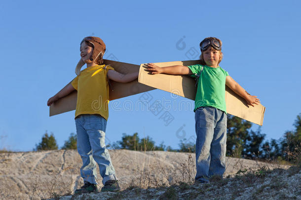 幸福的男孩和卡纸板盒关于飞行章反对天梦想关于飞