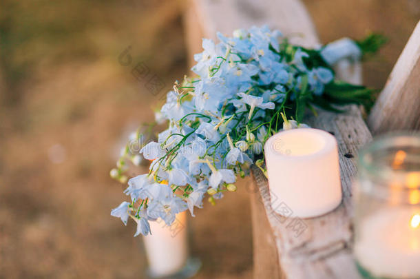 婚礼新婚的花束关于蓝色<strong>飞燕草</strong>向一老的木制的长凳