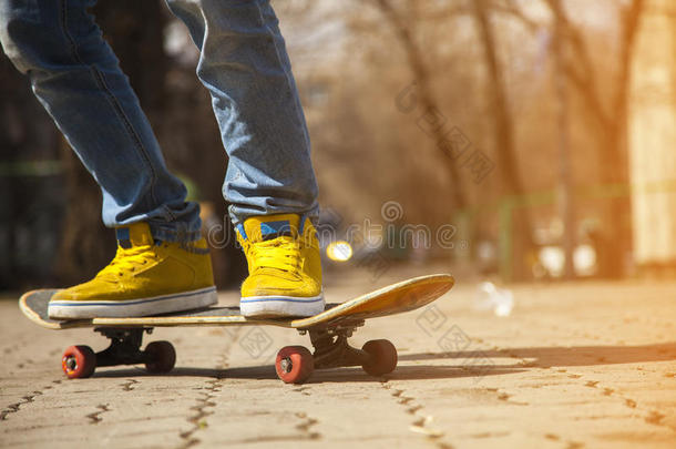 年幼的滑板运动员木头支架滑板运动在sk在epark在户外