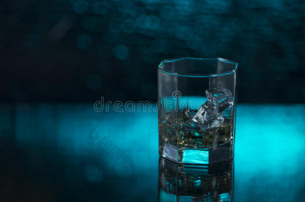 玻璃关于威士忌酒和冰向一蓝色b一ckground