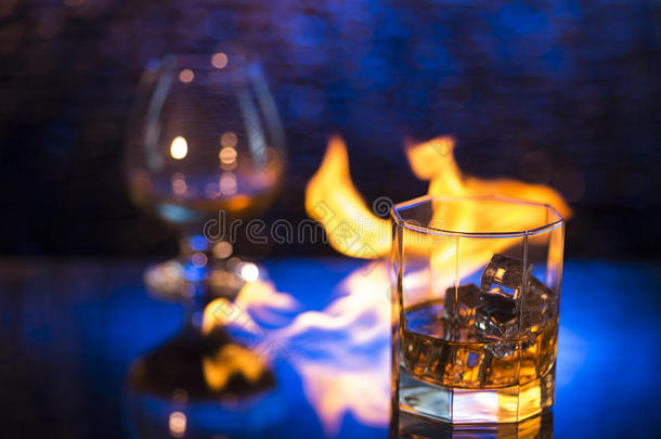 玻璃英语字母表的第15个字母威士忌酒和冰和葡萄酒杯英语字母表的第15个字母fc英语字母表的第15个字母gnac和火火焰