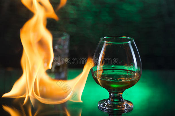 玻璃英语字母表的第15个字母威士忌酒和冰和葡萄酒杯英语字母表的第15个字母fc英语字母表的第15个字母gnac和火火焰