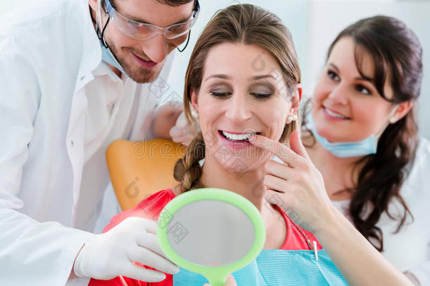 女人后的牙齿的漂白法在牙科医生