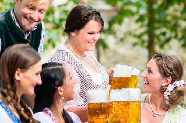 女服务员服务啤酒采用啤酒花园
