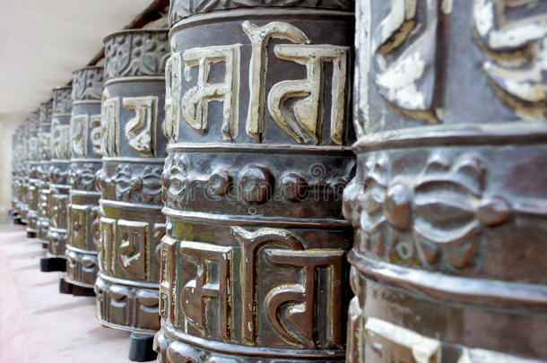 祈祷轮子在近处摇摆不定庙,加德满都,尼泊尔