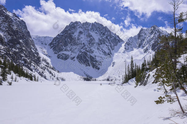 崎岖的拖尾山峰在上面冷冻的湖