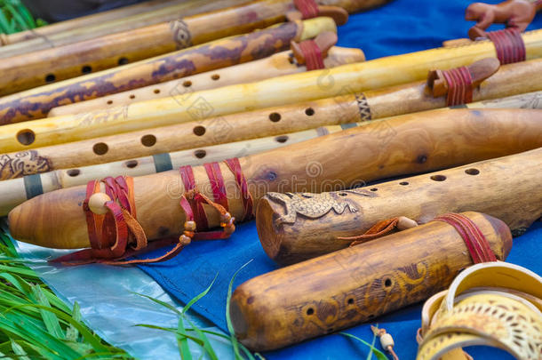 许多不同的美丽的木制的长笛手工做的