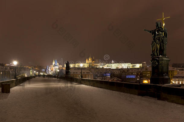 夜下雪的富有色彩的布拉格较小的城镇和gothicscriptorgothictype哥特式书写体城堡,CZEC