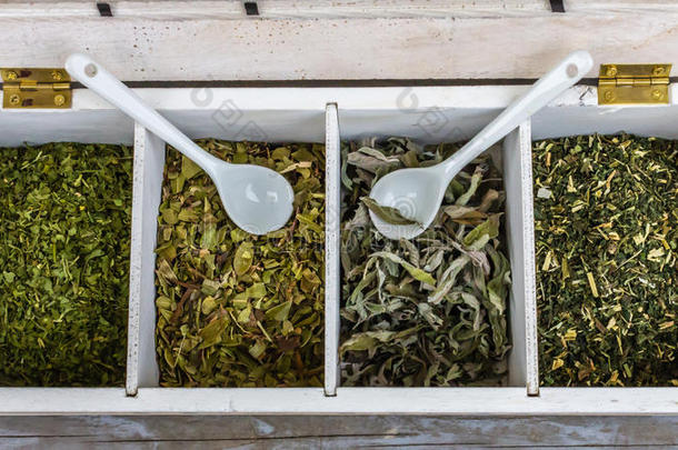 木制的盒关于茶水和干燥的草本植物和茶水匙
