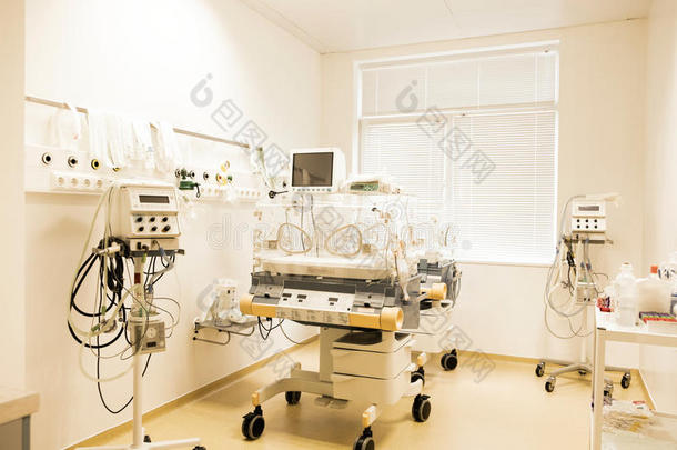 新生的婴儿<strong>睡眠</strong>采用一采用cubator采用医院