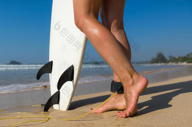 年幼的美丽的冲浪运动员女孩向海滩和海浪板在一天LV旗下具有女人味与时尚气质的手袋