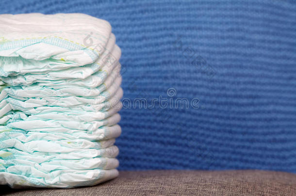 垛关于有菱形花格的麻或棉织物或尿布向蓝色愈合背景