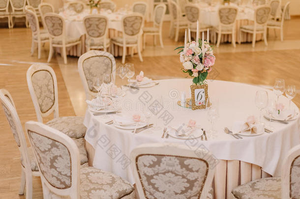 婚礼表装饰和指已提到的人白色的和粉红色的玫瑰,康乃馨