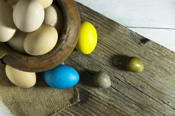 乡村的仍生活和复活节富有<strong>色彩</strong>的卵