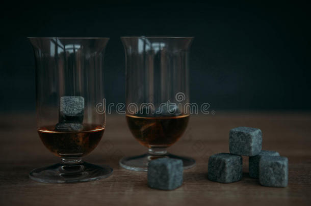 石头为冷却威士忌酒和玻璃走私向黑暗的木制的后面