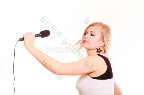 白肤金发碧眼女人女人唱歌向扩音器,侧面看法