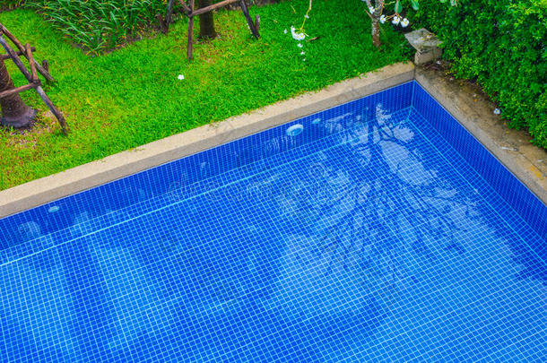美丽的游泳水池采用旅馆水池求助.