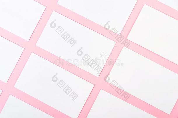 白色的空白的商业卡向粉红色的背景和纸质地