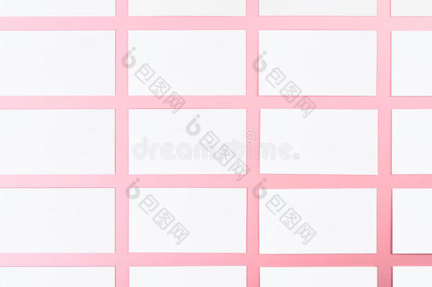 白色的空白的商业卡向粉红色的背景和纸质地