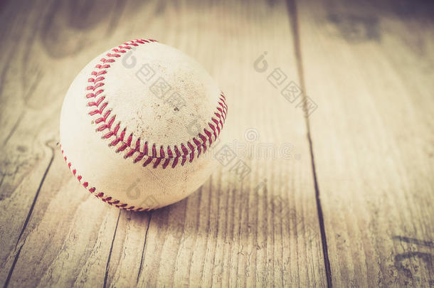 老的棒球球运动手套越过英语字母表的第14个字母老年的