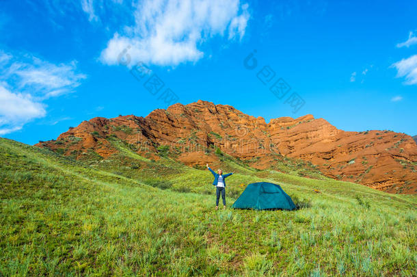 女人在近处蓝色帐篷向一b一ckground关于or一ngemount一<strong>ins</strong>,吉尔吉斯