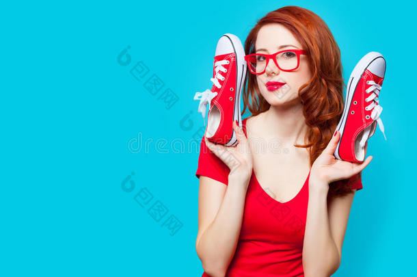照片关于美丽的年幼的女人和红色的橡皮套靴向指已提到的人w向derfu
