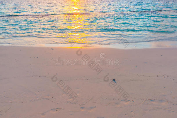 美丽的日落和天越过镇定的海采用热带的马尔代夫是（be的三单形式