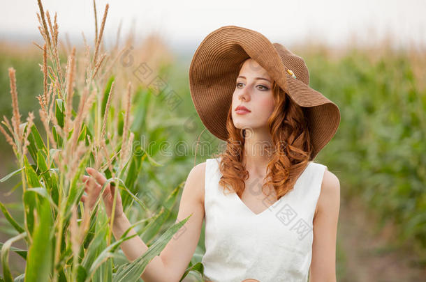 照片关于美丽的年幼的女人起立在近处指已提到的人生长的小麦