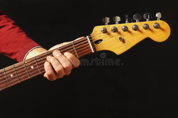 手关于音乐家在的后面指已提到的人电的吉他颈向黑的后面