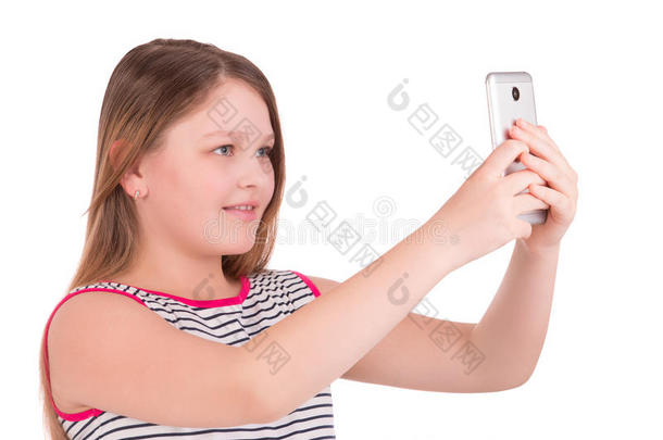 女孩做自拍照电话向白色的背景