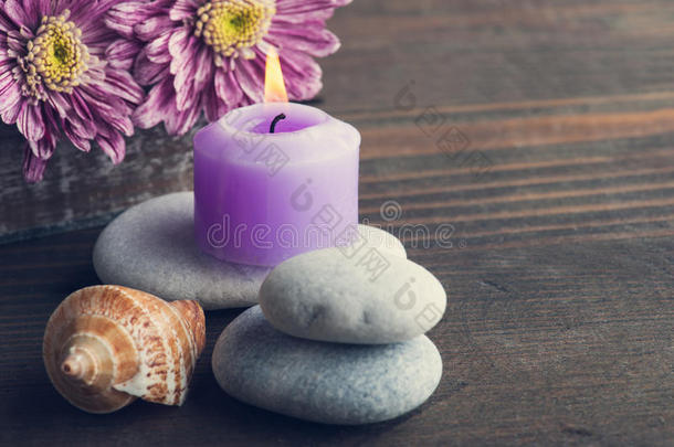 鹅卵石,紫色的点火蜡烛,花,壳