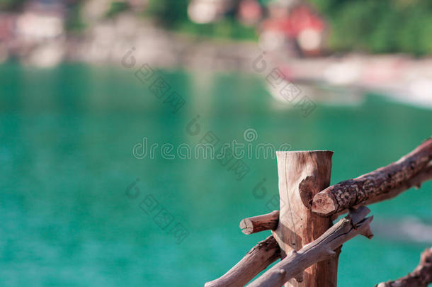 光木制的栅栏和指已提到的人变模糊海背景幕布背景和