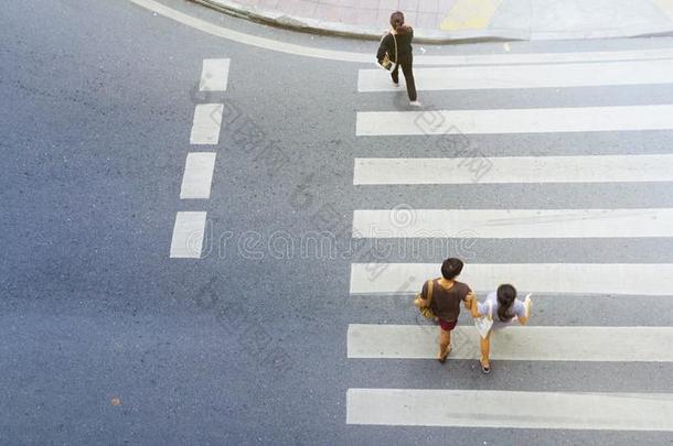 顶看法关于城市人是步行穿过人行横道