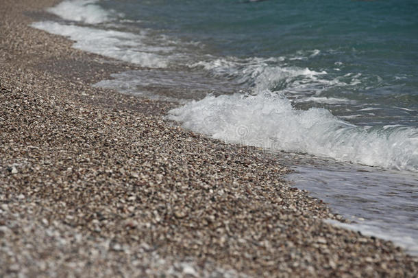 卵石和白色的波采用夏向指已提到的人海滩罗兹地貌名称