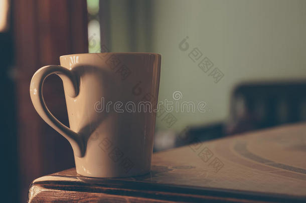 咖啡豆杯子和蒸汽放置采用低的光背景,咖啡豆采用爱