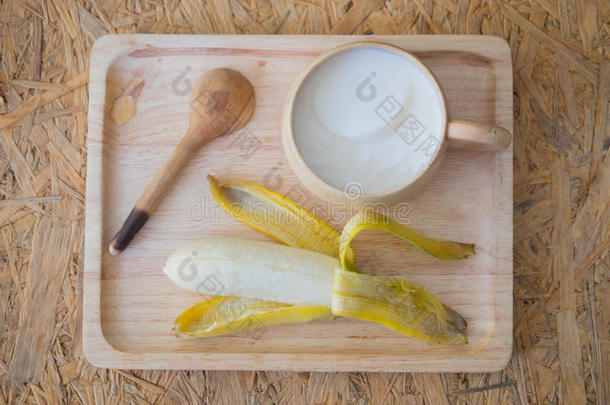 大豆奶餐后甜食使关于t关于u和新鲜的香蕉向木材盘子